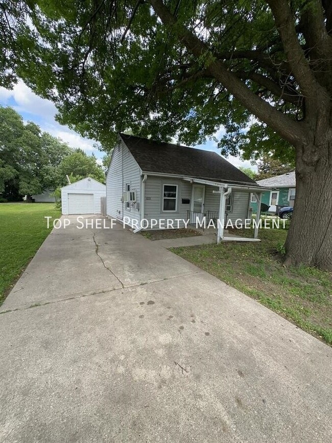 1221 E 27th Ct in Des Moines, IA - Building Photo - Building Photo