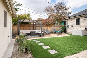 1138 1/2 W 52nd St in Los Angeles, CA - Foto de edificio - Building Photo