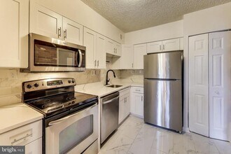 5500 Holmes Run Pkwy in Alexandria, VA - Foto de edificio - Building Photo