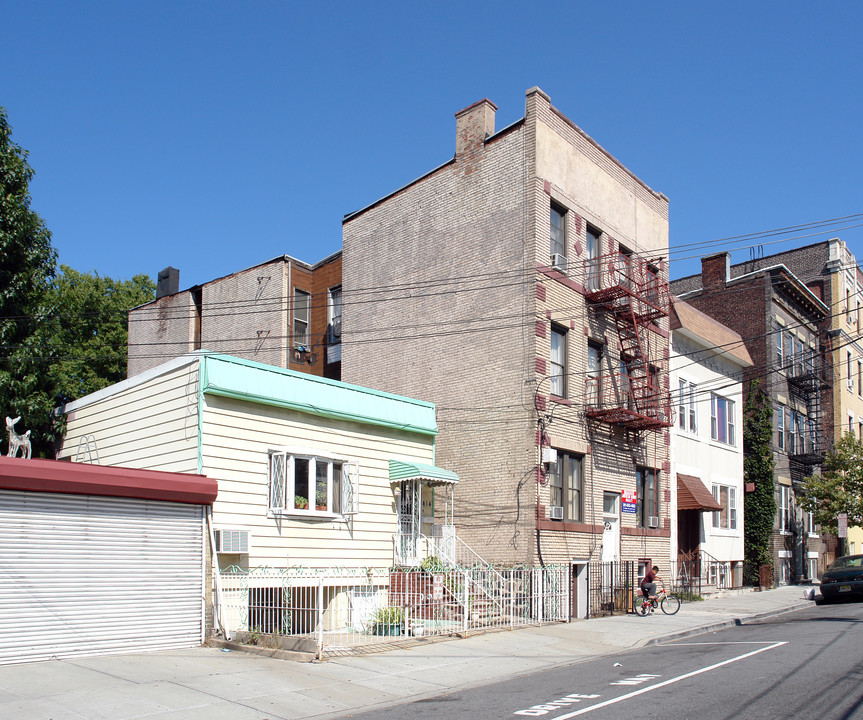 412 4th St in Union City, NJ - Building Photo