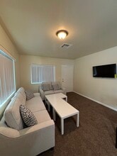 239 E 104th St in Los Angeles, CA - Foto de edificio - Building Photo