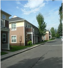 Wood Park Terrace in Woodburn, OR - Building Photo - Building Photo