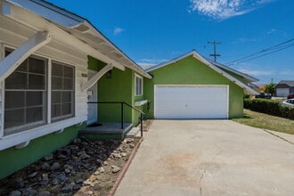 6352 Clyde Ave in San Diego, CA - Foto de edificio - Building Photo
