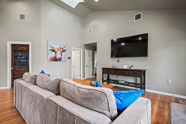 1736 W Live Oak St