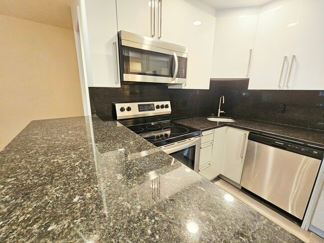 1803 Beacon St, Unit 1 in Brookline, MA - Foto de edificio - Building Photo