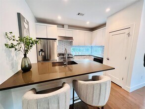 2313 Oak Crest Ave in Austin, TX - Building Photo - Building Photo