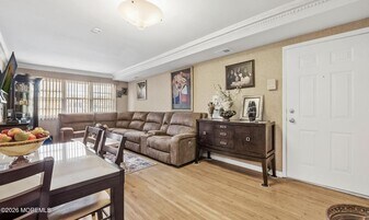 390 College Dr E in Edison, NJ - Building Photo