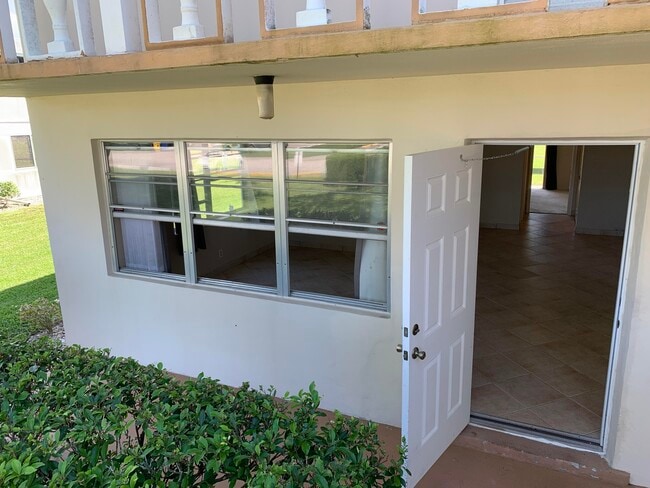139 Canterbury F in West Palm Beach, FL - Building Photo - Building Photo