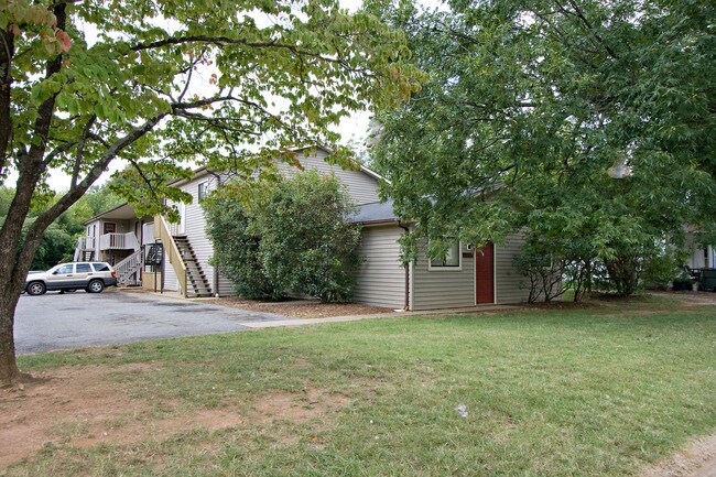 1207 12th St NE in Hickory, NC - Foto de edificio - Building Photo