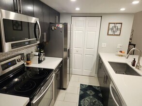 12325 NW 11th Ct in Pembroke Pines, FL - Building Photo - Building Photo