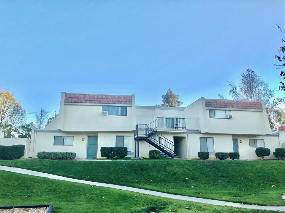 18 Kansas St in Redlands, CA - Building Photo