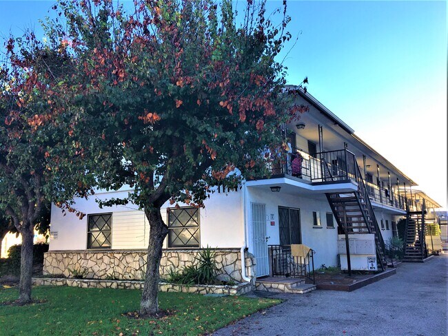 1114 E Wilson Ave in Glendale, CA - Foto de edificio - Building Photo