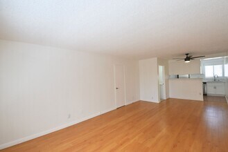 4930 Whitsett Ave in Los Angeles, CA - Foto de edificio - Building Photo