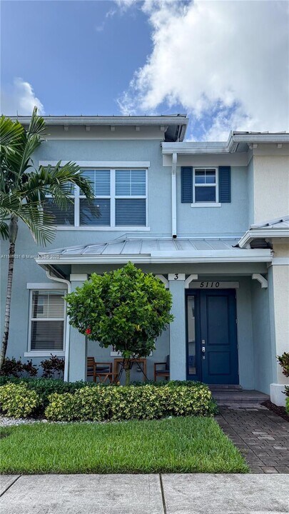 5110 Eucalyptus Dr in Hollywood, FL - Building Photo
