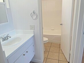 407 N Avenue 50, Unit 407 N AVE 50 #211 in Los Angeles, CA - Foto de edificio - Building Photo