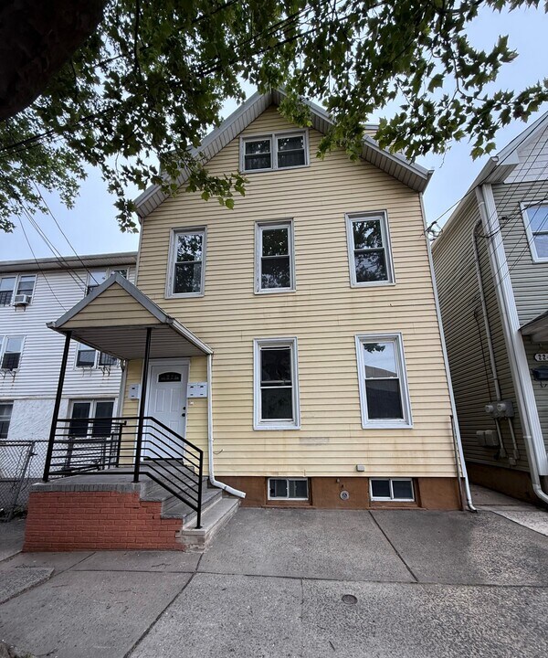 222 Jersey St in Harrison, NJ - Building Photo