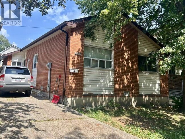 8477 Darlington Crescent in Windsor, ON - Building Photo - Building Photo