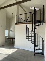 704 Lookout Dr in Los Angeles, CA - Building Photo