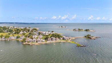 105 Sunset Beach Rd in Branford, CT - Foto de edificio - Building Photo