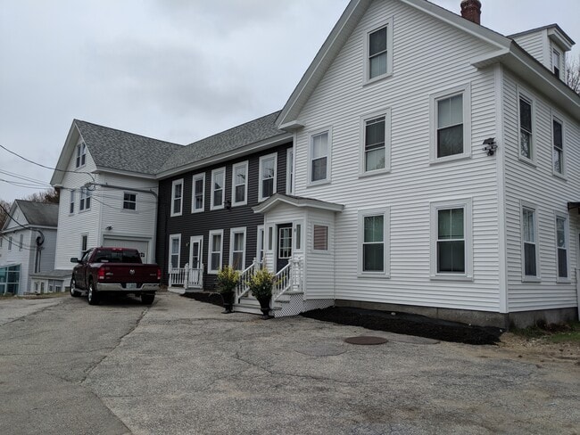8 Pleasant St, Unit #3 in Goffstown, NH - Building Photo - Building Photo