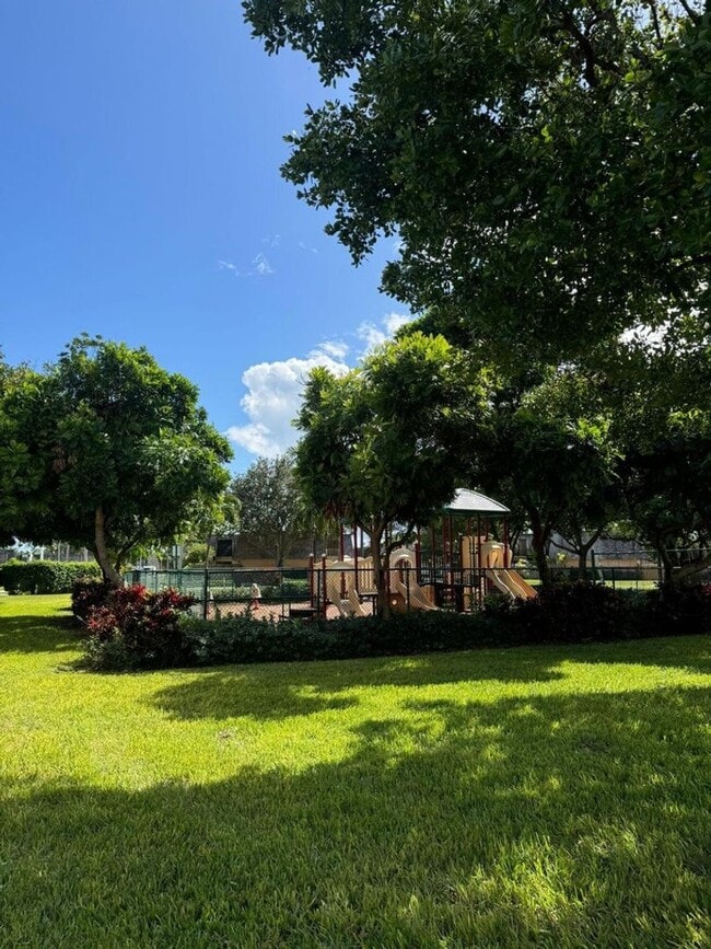 61 Lake Arbor Dr in Palm Springs, FL - Building Photo - Building Photo