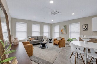 356 Cummins Hwy, Unit 402 in Boston, MA - Building Photo - Building Photo