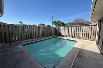 4377 Woodstock Dr in West Palm Beach, FL - Building Photo - Building Photo