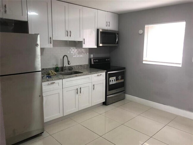 839 NW 14th Way in Fort Lauderdale, FL - Foto de edificio - Building Photo