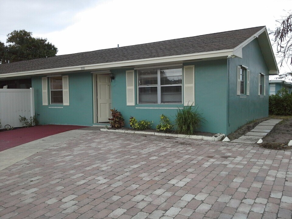 1081 Brown Rd in Lantana, FL - Building Photo