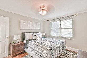 300 W Peachtree St NW in Atlanta, GA - Foto de edificio - Building Photo