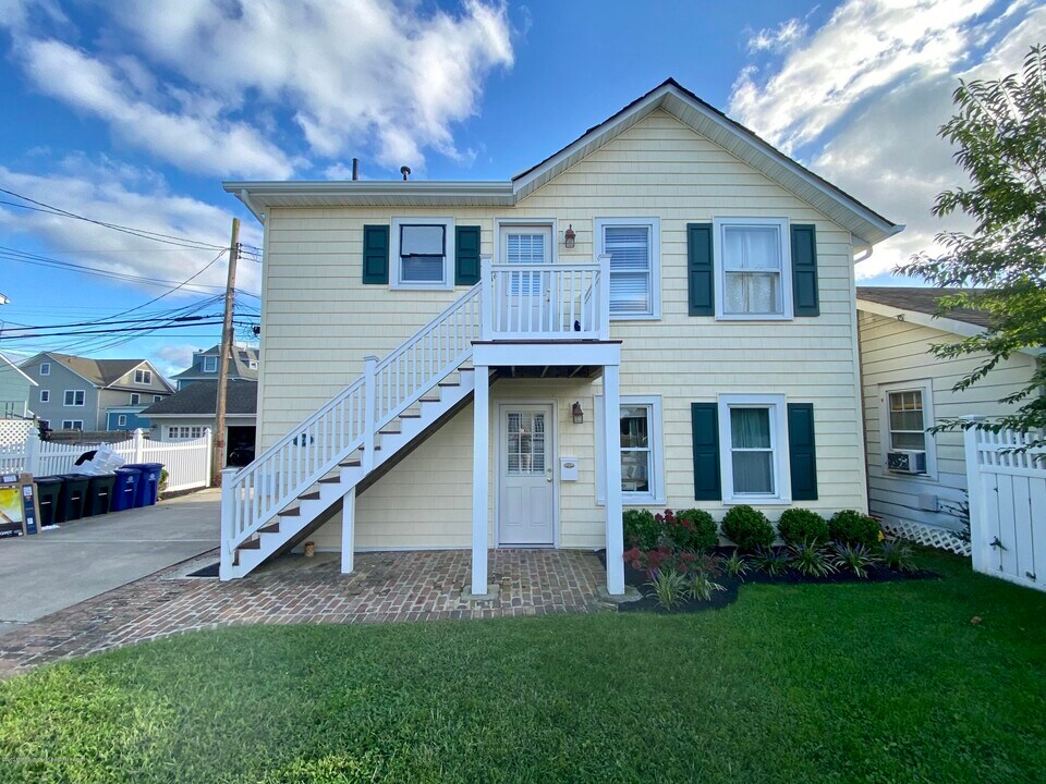 121 Woodland Ln-Unit -Rear Downstairs in Avon By The Sea, NJ - Building Photo