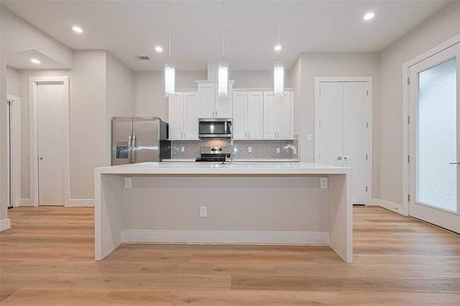 8108 Esther Acres Ln in Houston, TX - Building Photo - Building Photo