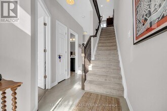 825 Mikinak Rd in Ottawa, ON - Building Photo - Building Photo