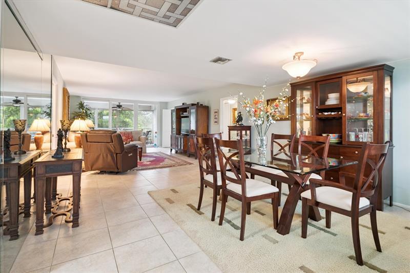 3900 Oaks Clubhouse Dr in Pompano Beach, FL - Building Photo
