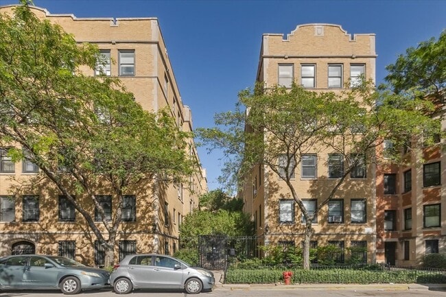 property at 630 W Waveland Ave