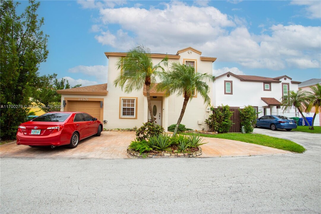 14826 SW 91st Terrace in Miami, FL - Foto de edificio