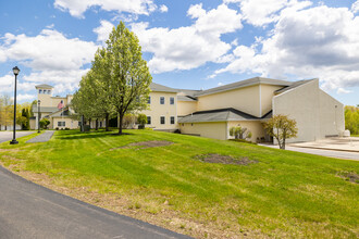 Inn at Secretariat Estates in Rochester, NH - Foto de edificio - Building Photo