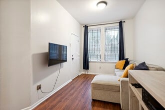 2107 N 18th St, Unit 2 in Philadelphia, PA - Foto de edificio - Building Photo