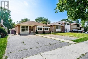 2112 Truscott Dr in Mississauga, ON - Building Photo