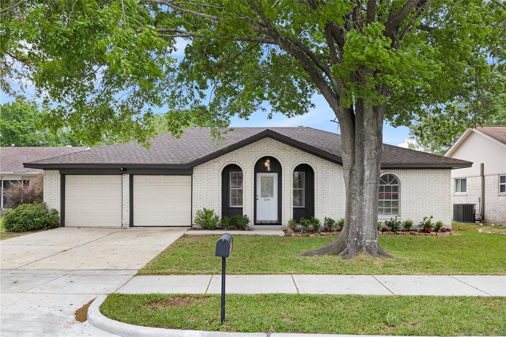 3709 Edgebrook Dr in Baytown, TX - Building Photo