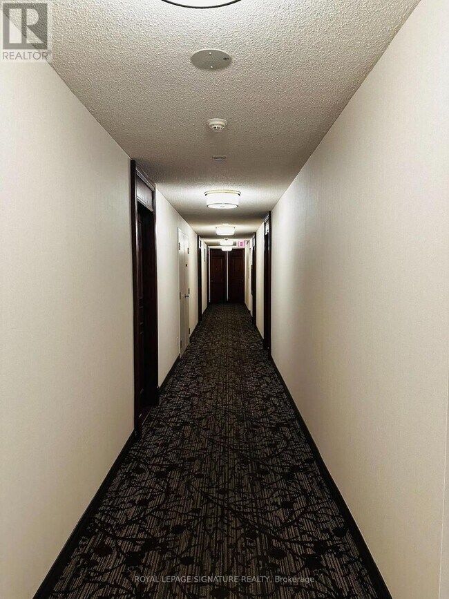 2545 Erin Centre Blvd in Mississauga, ON - Building Photo - Building Photo