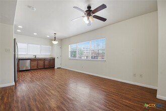 302 W San Antonio St in San Marcos, TX - Building Photo - Building Photo