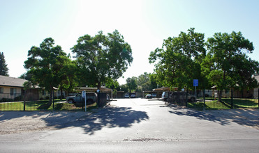 North Marks Apartments in Fresno, CA - Building Photo - Building Photo