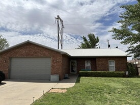 907 11th St in Wolfforth, TX - Building Photo
