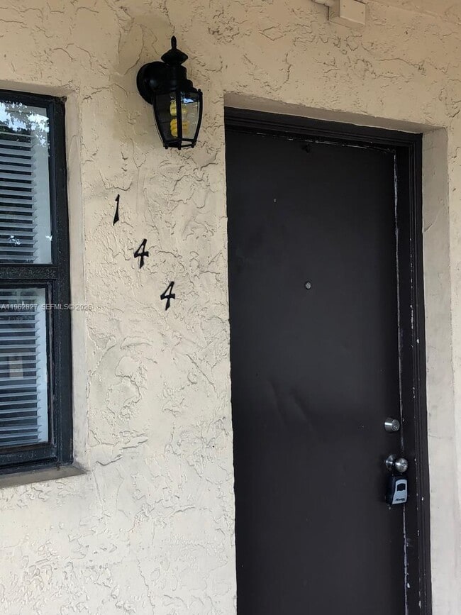 144 NW 91st Ave in Pembroke Pines, FL - Building Photo - Building Photo