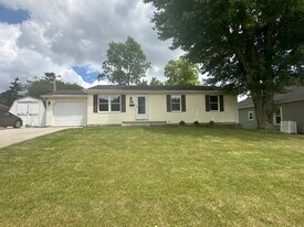 608 Wheeler Ln in Wapakoneta, OH - Building Photo