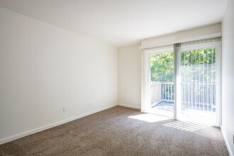 Cedarwood Apartments in Santa Rosa, CA - Building Photo - Interior Photo