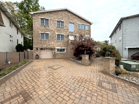 44 Willow Wood Ct, Unit 1 in East Rutherford, NJ - Building Photo