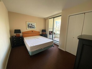 5911 Alderbridge Way in Richmond, BC - Building Photo - Building Photo