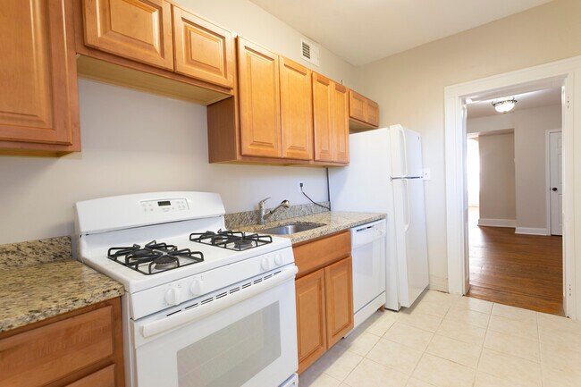 300 E 32nd St, Unit G in Baltimore, MD - Foto de edificio - Building Photo